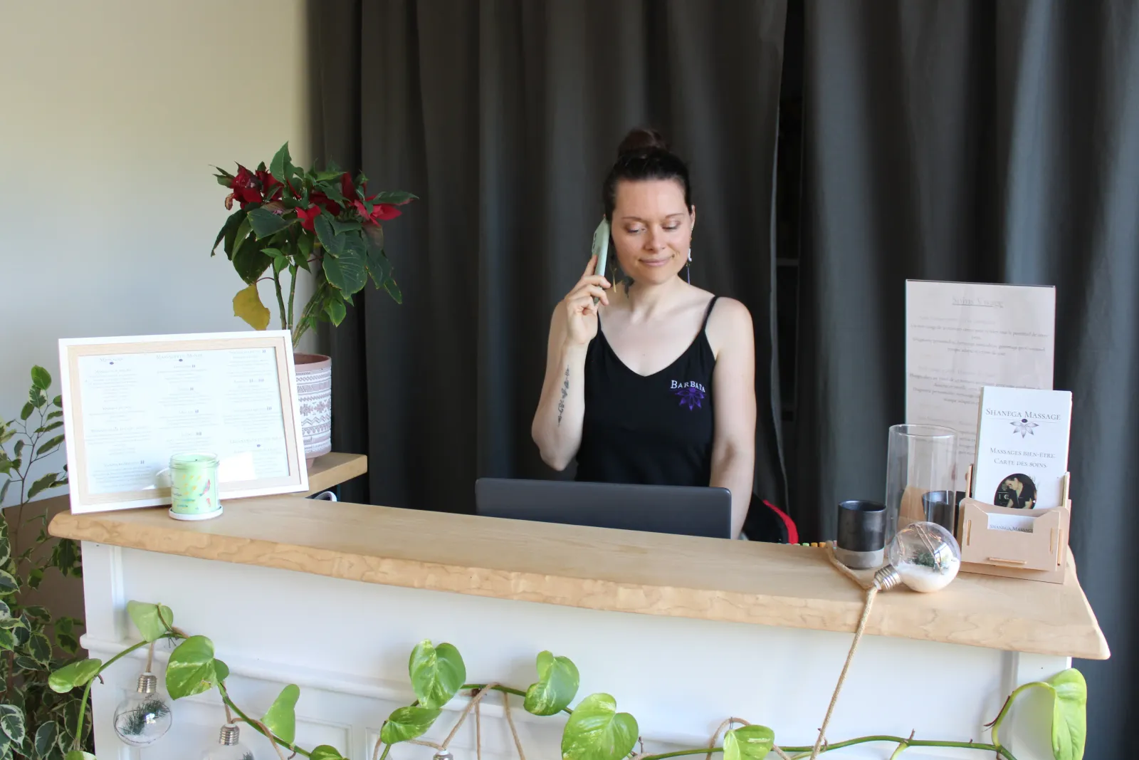 Barbara à l'accueil du salon, au téléphone