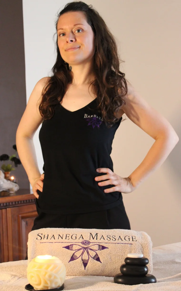 Barbara, praticienne bien-être, dans son salon de massage